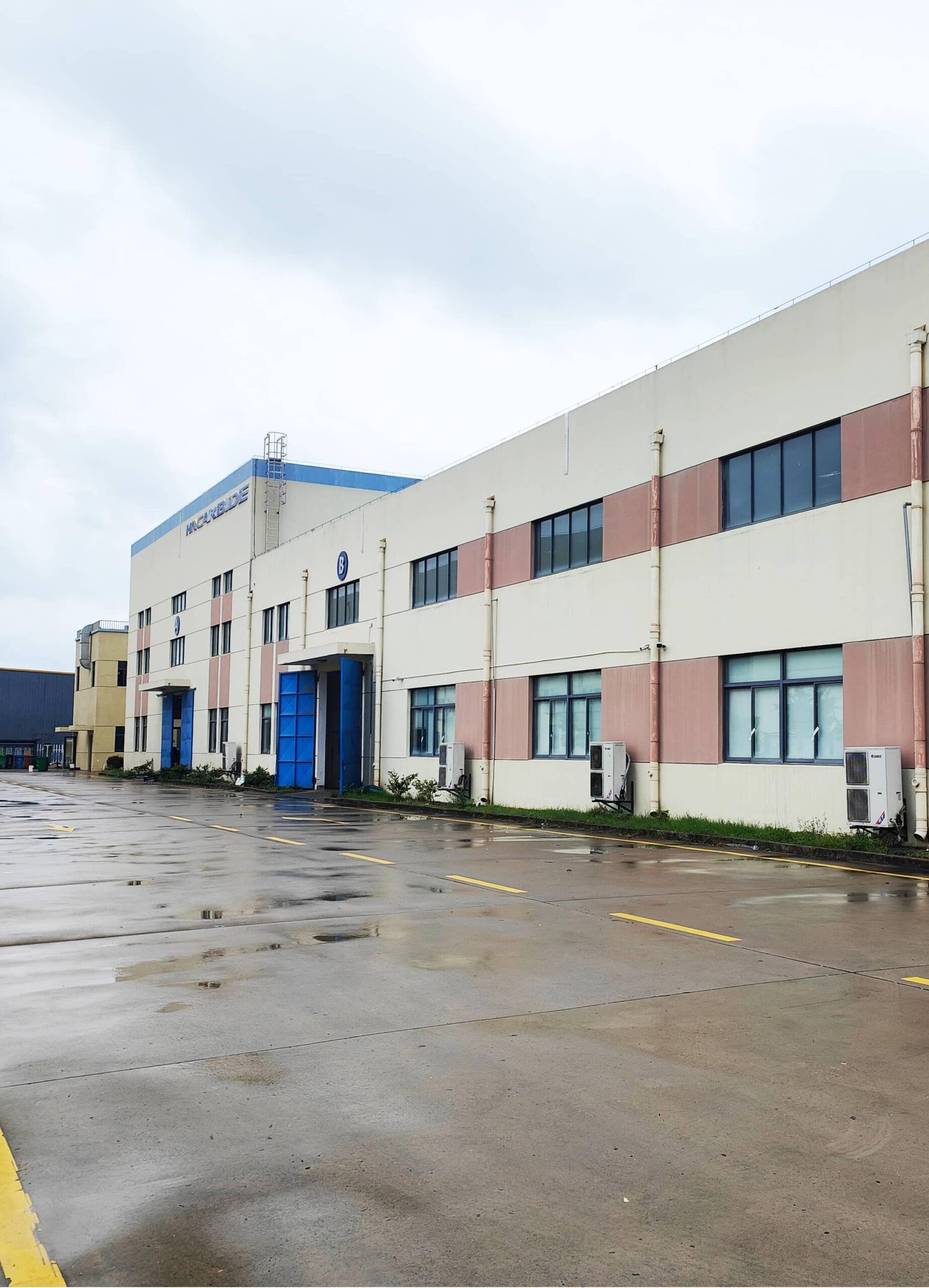 HNCarbide manufacturing facility with advanced CNC machinery