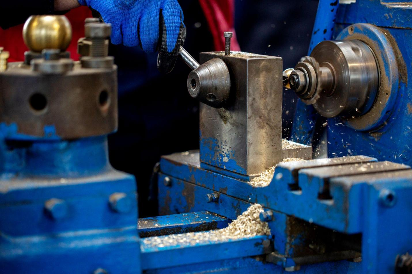 Application of 55 HRC Deep Groove End Mills in Dental Prosthetics